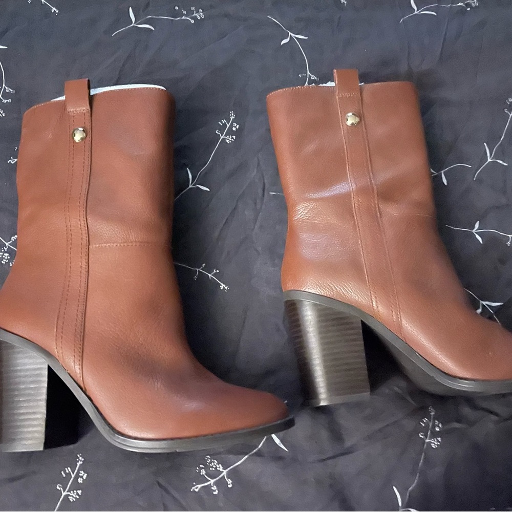 New mid calf cognac/caramel/brown boots size 8.5 Nine West